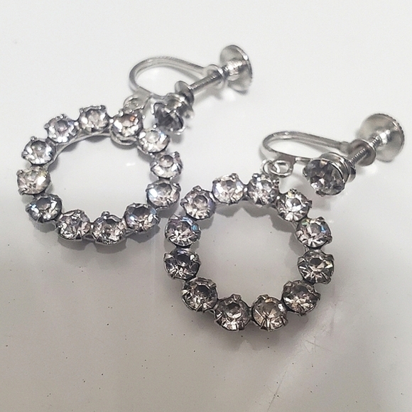 Vintage Screw Back Earrings. Drop Circular Rhinestone Pattern Earrings. 🌴 - Picture 1 of 3